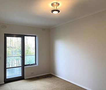 THREE BEDROOM | MINUTES TO BEACH | GREAT LOCATION - Photo 4