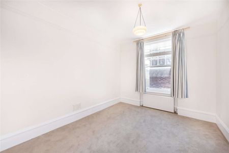Spacious period apartment within a sought after mansion block in Chiswick. - Photo 5