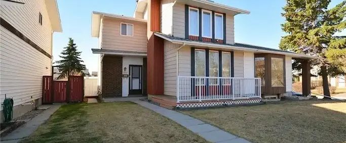 SPACIOUS 3 BEDROOM PINERIDGE HOUSE WITH FULLY DEVELOPED BASEMENT | Calgary - Photo 1