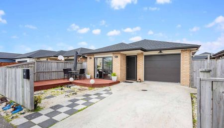 Charming 3BR Home in Takanini! Kauri Flat School - Photo 4