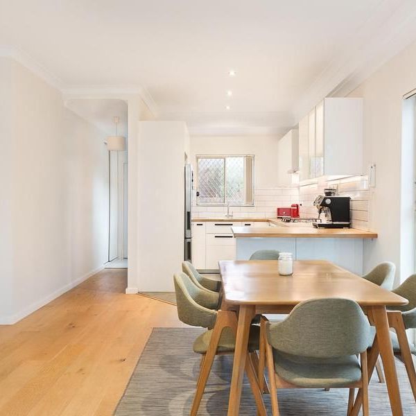 Tastefully Renovated, Oversized (218 sqm) Sun-Filled Garden Apartment With House Like Proportions, Centrally Located To All Amenities - Photo 1