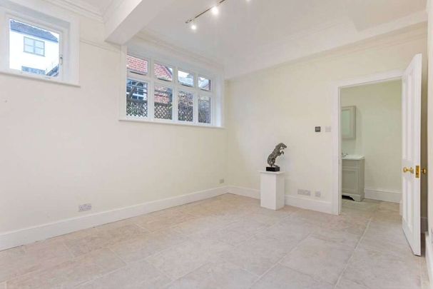 Elegant ground-floor one-bedroom apartment with Cathedral views. - Photo 1