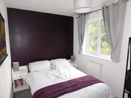 2 bedroom mid terrace to let - Photo 5