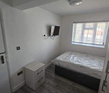 1 bedroom in a house share to rent - Photo 6