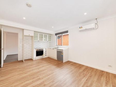 TASTEFUL ONE BEDROOM LOCATED IN THE HEART OF WAVERLEY! - Photo 2