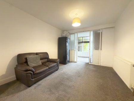 UB6, Greenford - Photo 3