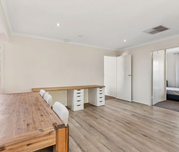 Well designed bluestone fronted 3 bedroom family home. FULLY FURNIS... - Photo 3