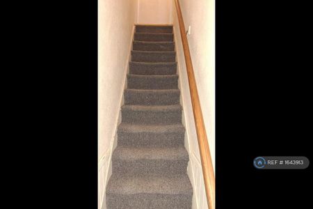 3 bedroom end of terrace house to rent - Photo 3