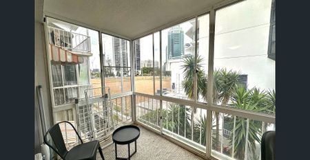 Tidy 2 Bedroom Unfurnished Unit - Water and City Skyline Views - Photo 5