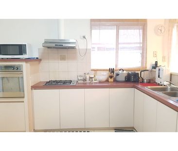 HUGE & MODERN HOUSE. OPPOSITE PARK. CLOSE TO ALL AMENITIES. BONUS F... - Photo 4