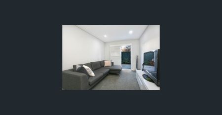 Stunning One Bedroom Apartment with Spacious Private Courtyard - Photo 3