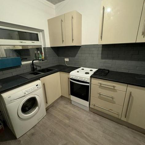 2 bedroom house of multiple occupation to rent - Photo 1