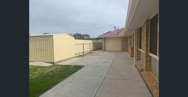 Stunning Large 4 Bedroom Family Home - Photo 1