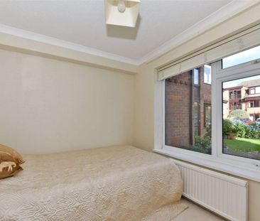 Well presented two bedroom ground floor apartment with allocated pa... - Photo 3