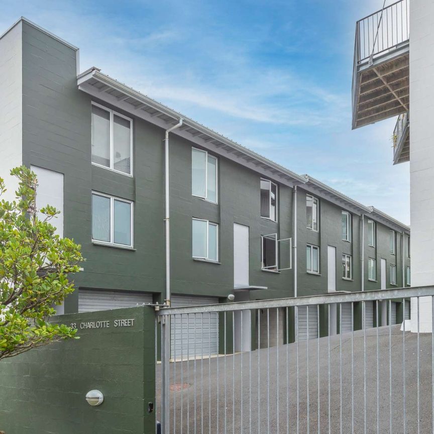 Stylish three level terraced townhouse - Photo 1