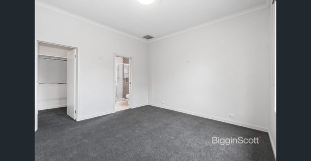 SPACIOUS 3 BEDROOM TOWNHOUSE WITH DOUBLE GARAGE - Photo 1