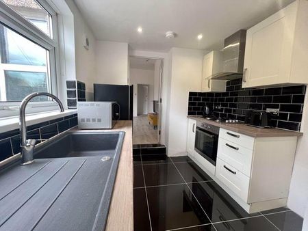 1 bedroom in a flat share to rent - Photo 2