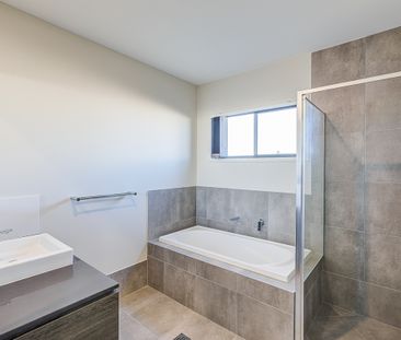 Large Modern Family Home! - Photo 4