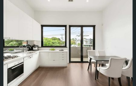 STUNNING TWO BEDROOM TWO STORY TOWNHOUSE IN CENTRAL LOCATION TO BAY STREET. - Photo 5