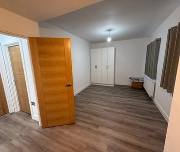 2 Bed Terraced House, Florence Street, E16 - Photo 3