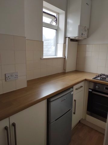 Studio Flat, Salisbury Road, M21 - Photo 2