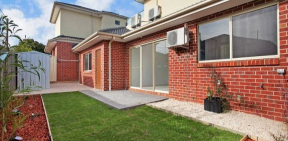 Townhouse In Fantastic Location - Photo 2