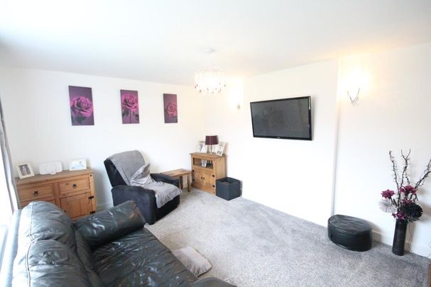 3 bedroom mews to rent - Photo 1