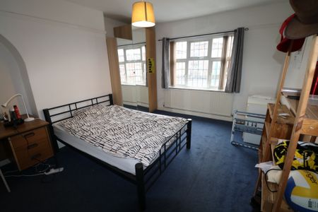 5 Bedroom Semi Detached To Rent in Lenton - Photo 3