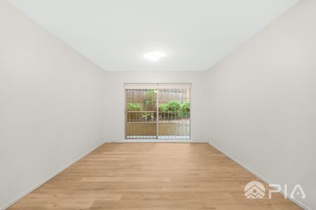 Beautifully Renovated 2 bedrooms unit in an Ultra-convenient and quite Location - Photo 3