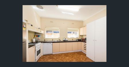 A UNIT IN THE HEART OF BENTLEIGH - Photo 2