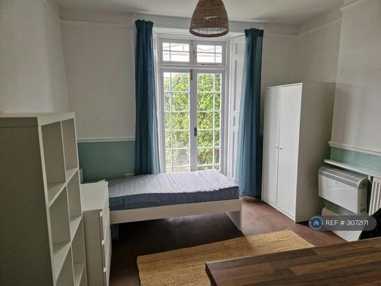 1 bedroom in a house share to rent - Photo 1