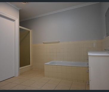 Central 3 Bedroom Home - Photo 5