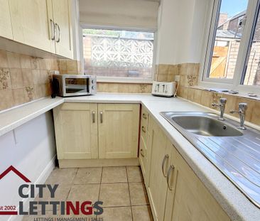 4 Bedroom Mid Terraced House - Photo 3
