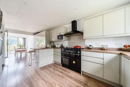 4 bedroom semi-detached house to rent - Photo 4