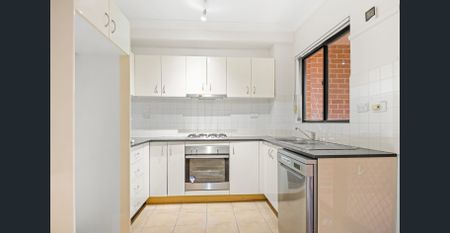 Freshly updated 3-Bedder with Gas Kitchen & Double Lock-Up Garage - Photo 4