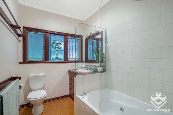 Furnished four bedrooms house at front of Park, Heart of Toowong - Photo 1