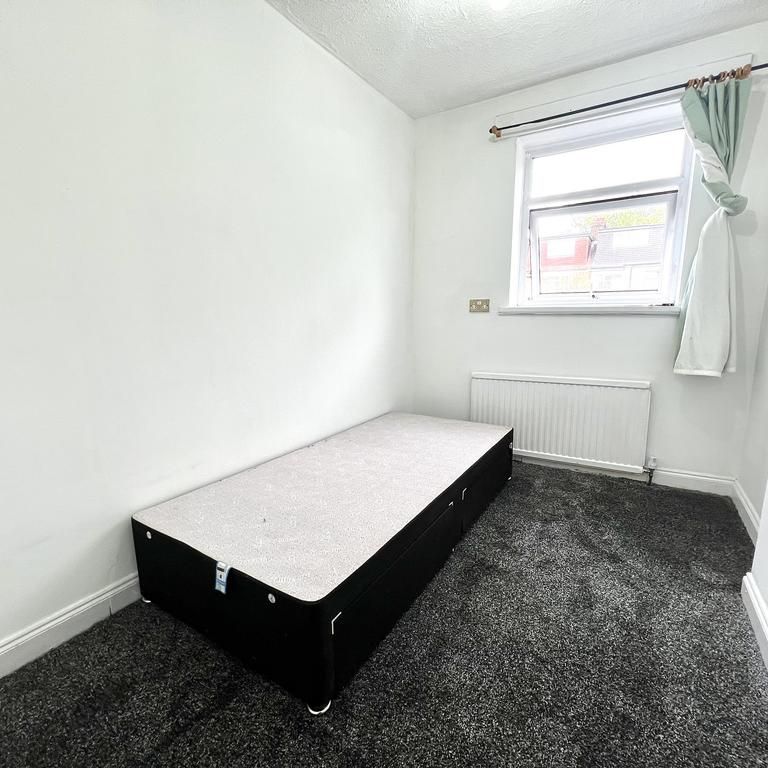 4 bedroom semi-detached house to rent - Photo 1