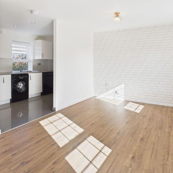 2 bedroom coach house to rent - Photo 1