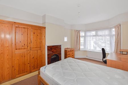 4 bedroom semi-detached house to rent - Photo 3