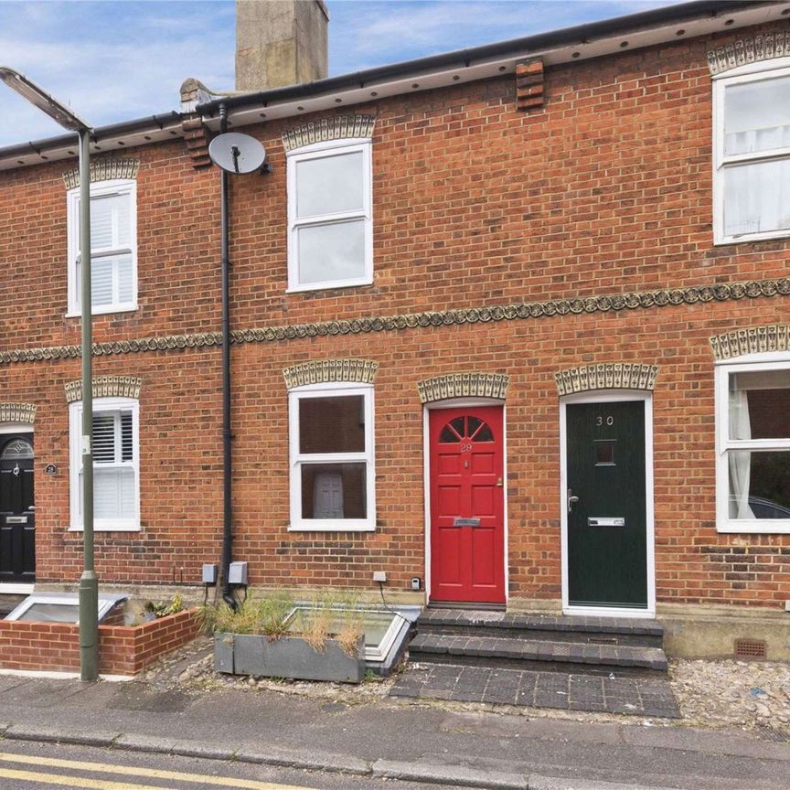 A two bedroom mid-terraced property located in the centre Guildford. - Photo 1