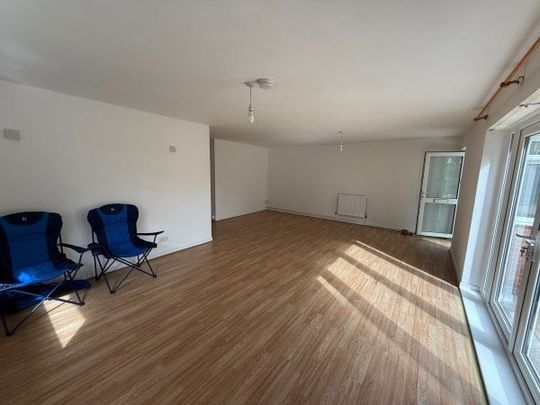 Oakmead, Ammanford, SA18 - Photo 1