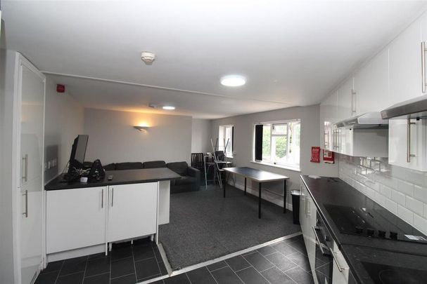 8 bedroom flat to rent - Photo 1