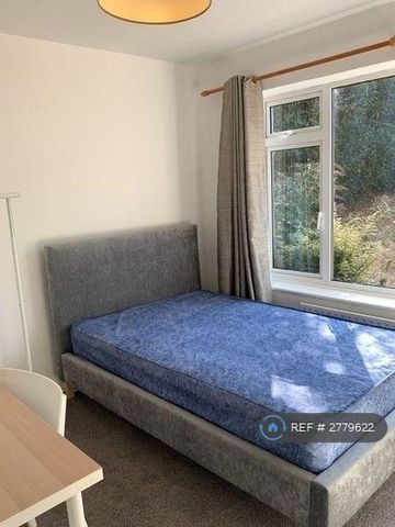 3 bedroom flat to rent - Photo 3