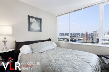 Condo in Downtown Vancouver, British Columbia - Photo 3