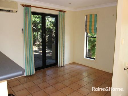 3 Level Townhouse, Great location - Photo 3