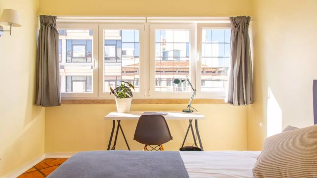 Room in a shared 6-bedroom apartment for rent in Lisbon - Photo 1