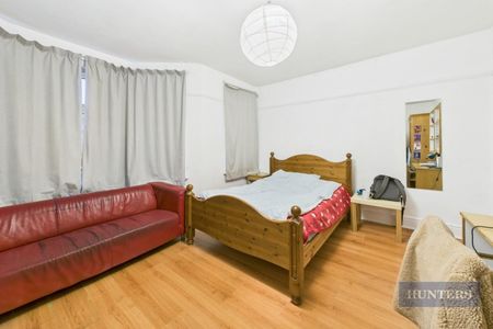 4 bedroom House To Let - Photo 4