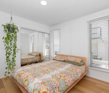 Impeccably designed living on one of St Kilda's best streets - Photo 4