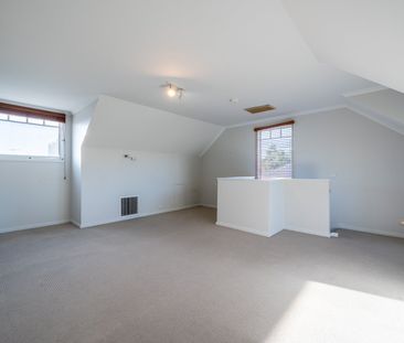 18 Peppercorn Walk, Kensington VIC 3031 - Photo 3