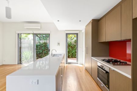 Two Bedroom Home in Quiet Laneway - Photo 2
